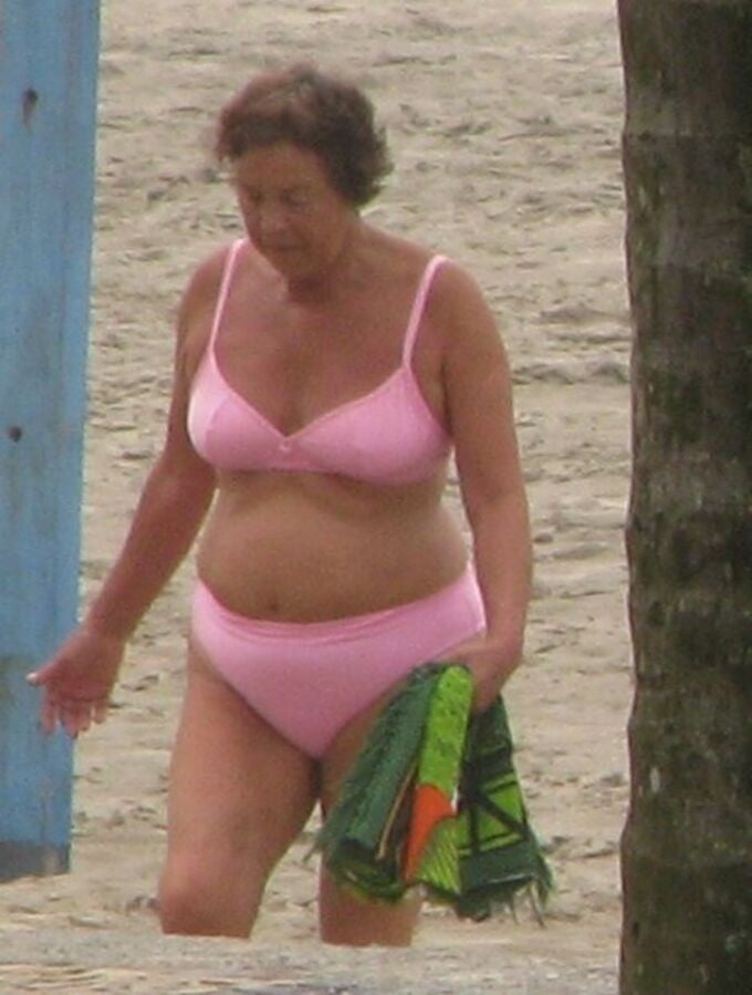 Бабуля в лифчике хвастает своими формами хоть и не снимает юбку она выглядит горячей женщиной 
