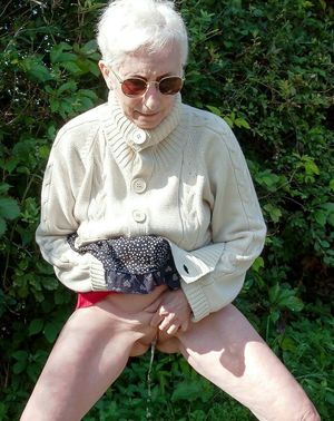 naked amateur granny